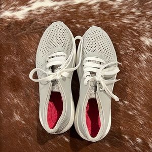 Light grey tennis shoes, size 8 crocs